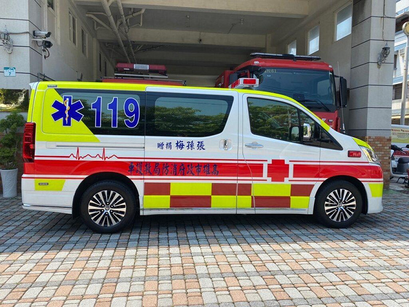 重症插管並裝上葉克膜的女孩昨日從高雄義大轉院至台大，今日凌晨順利抵達。   圖：高雄市消防局提供（示意圖）