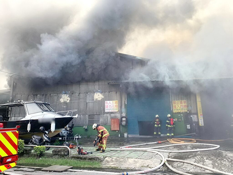新北市樹林區柑園街1段6日上午11時許傳出火警，1層樓鐵皮屋工廠冒出濃濃黑煙，並全面燃燒，消防人車到場搶救。（民眾提供）中央社記者黃旭昇新北傳真  114年11月6日   