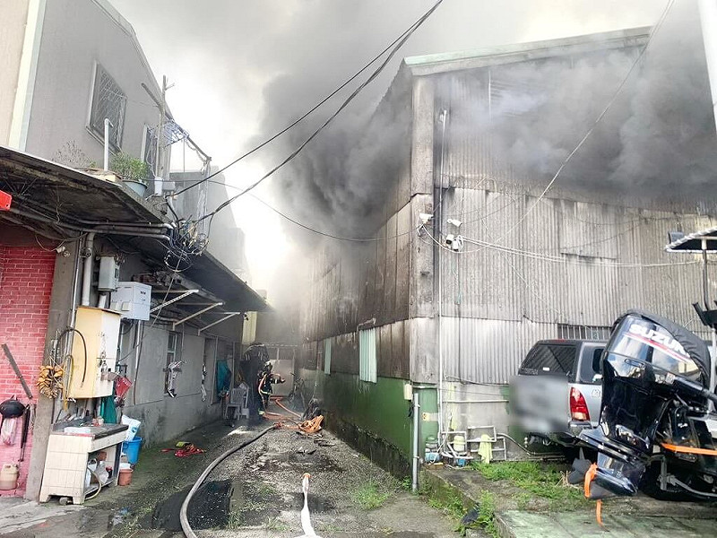 新北市樹林區柑園街1段6日上午11時許傳出火警，消防局到場發現，1層樓鐵皮屋工廠冒出火煙，並全面燃燒，立即布水線搶救。（民眾提供）中央社記者黃旭昇新北傳真 114年11月6日   