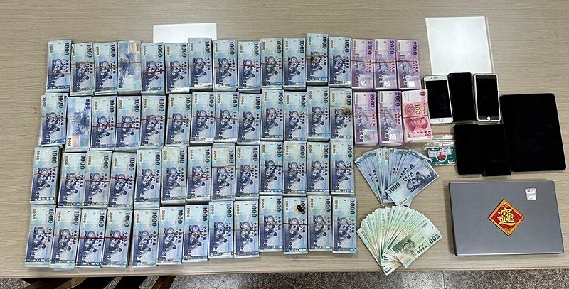 雲林地檢署偵辦以洪姓男子為首的跨國詐欺機房，一在美留學台灣人被騙逾8萬美元，專案小組陸續逮捕洪男等13人，6日偵結，將洪男等13人依詐欺取財等罪嫌提起公訴。此案查扣2輛BMW轎車、新台幣600多萬元，以及市值約1185萬元虛擬貨幣。（檢方提供）　中央社記者姜宜菁傳真　114年11月6日   