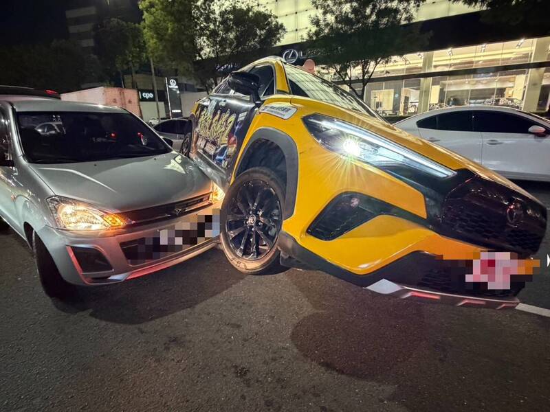 計程車煞車不及「騎上」轎車引擎蓋，網友笑稱「這邊不開放汽車親熱」。   圖：翻攝畫面