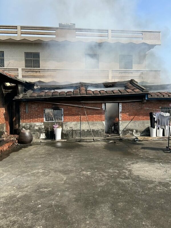 高雄市田寮區一處平房6日發生火警，起火處為住家旁雜物間，90歲何姓男子被發現時已明顯死亡，事發原因仍待鑑識單位調查釐清。（高雄市消防局提供）中央社記者張已亷傳真　114年11月6日   