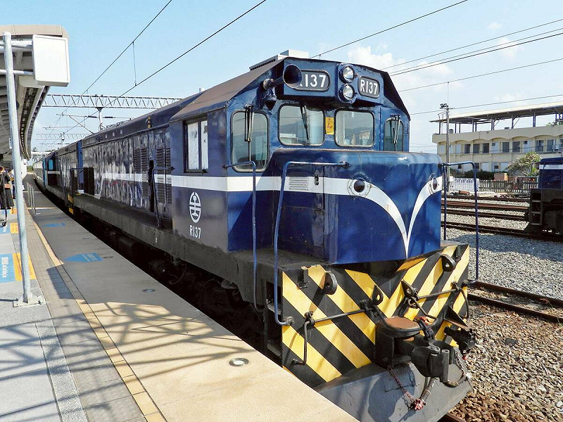 富岡鐵道藝術生活節期間，台鐵公司還特別加開往返桃園火車站到富岡火車站的「藍皮解憂號」復古列車。   圖：台鐵／提供