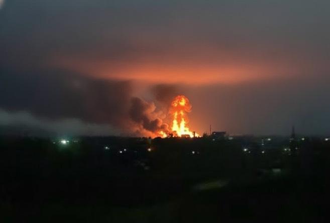 烏克蘭東部戰線多點爆發激烈衝突，俄軍在紅軍城後方，頓涅茨克的火藥庫被烏軍轟爆。   圖：翻攝自 X 帳號 @ITDUDE Fella