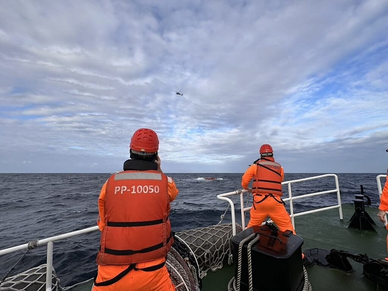 漁船「立發168號」6日在基隆港西北方35浬處海域翻覆，6名船員落海，附近漁船救起3人，截至下午5時，仍有3名船員失蹤，搜救持續。（讀者提供）中央社記者王朝鈺傳真　114年11月6日   