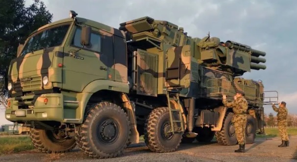 有中國專家分析指出，俄羅斯向委內瑞拉提供的「鎧甲-S1 」近程防空系統將大幅彌補該國的整體防空能力。圖為「鎧甲-S1 」近程防空系統。   圖：翻攝自 騰訊網 墨甲戰刃