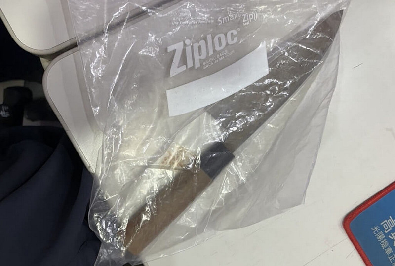 新北市三重區陳姓男子與姊妹爭吵，憤而持刀刺死姊姊，警方獲報逮人並查扣作案的主廚刀。（翻攝照片）中央社記者王鴻國傳真 114年11月6日   