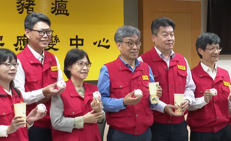 農業部今（6）日宣布，非洲豬瘟應變中心感謝全民守護台豬，並解除豬隻運銷限制，恢復活豬運輸及毛豬拍賣、屠宰與零售交易，啟動調配與獎勳措施，目標重回非疫國。   圖：翻攝自直播畫面