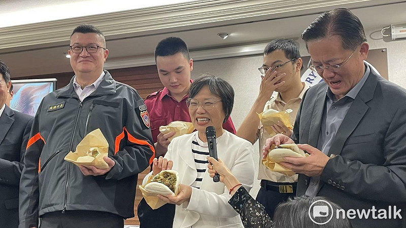 劉世芳邀部會官員吃刈包，請大家多吃國產豬。   圖：高逸帆／攝