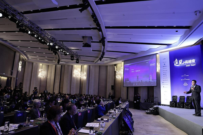 台南市長黃偉哲出席第23屆遠見高峰會，與國內外政產學代表對談「關稅．科技．永續」下的城市發展。黃偉哲指出，台南正以「南科＋沙崙」雙引擎布局AI、半導體與智慧科技，攜手中央打造「大南方新矽谷」，並導入科技治理，為台南發展注入新動能。   圖：台南市政府提供