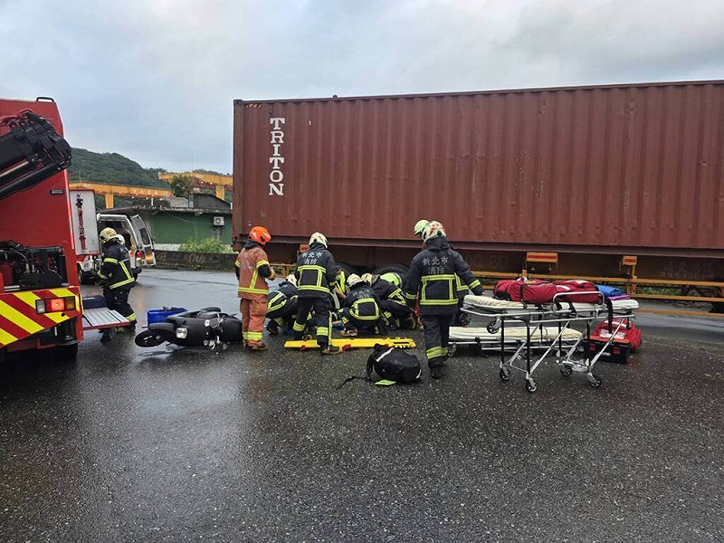 徐姓男子6日下午駕駛貨櫃車行經新北市瑞芳區楓子瀨路欲轉彎時與一輛機車發生擦撞，男性機車騎士受困車底，救出時已失去生命跡象，送醫搶救仍宣告不治。（讀者提供）中央社記者王朝鈺傳真　114年11月6日   