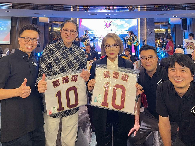 日本東北樂天金鷲本部長川田喜則贈送球衣。   圖：昇捷建設提供