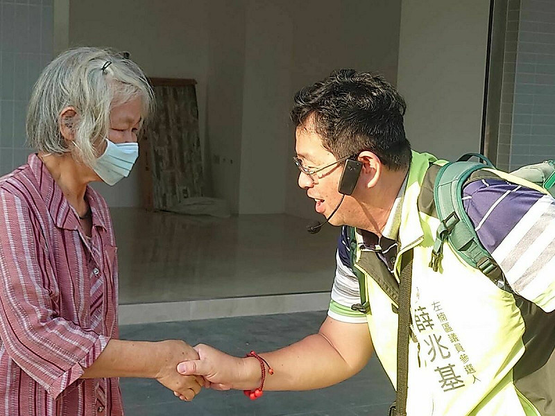 薛兆基(右)主動上前問候、寒暄，並簡短介紹政見。   圖：薛兆基競選總部/提供