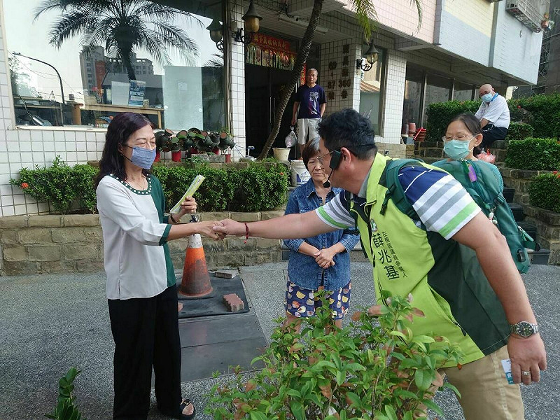 薛兆基(右)以最樸實的方式，逐一向居民問候。   圖：薛兆基競選總部/提供