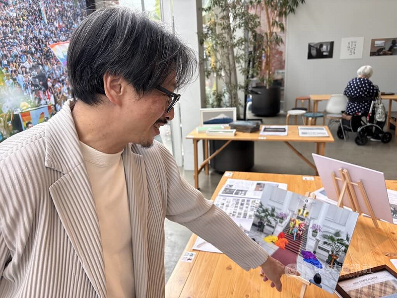 「辣台妹」藝術展日本巡迴展移師東京Shibaura House展出。林育良拍攝前總統蔡英文前後達13年。蔡英文離任前，魯保羅變裝皇后秀冠軍得主妮妃雅在總統府蔣中正「天下為公」半身像前與蔡英文的合影，令他印象深刻。中央社記者戴雅真東京攝 114年11月6日   圖：中央社提供