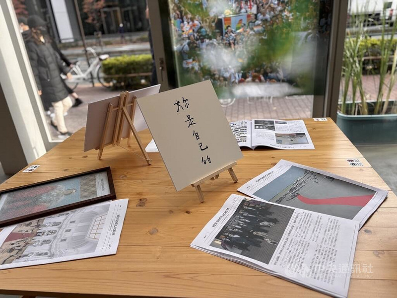 「辣台妹」藝術展日本巡迴展移師東京Shibaura House展出，以「辣台妹」精神為核心，展出書法詩人何景窗作品，以及攝影藝術家林育良多年近身紀錄前總統蔡英文的影像，以裝置、影像、書道等多重形式，展現島嶼女性的身體意識與時代聲音。中央社記者戴雅真東京攝　 114年11月6日   圖：中央社提供