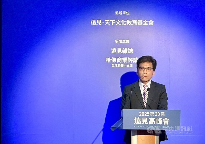 金管會主委彭金隆（圖）6日出席媒體高峰會論壇時表示，馬戲團的大象在小象時期腳上拴上鏈條，久而久之就算長成大象，也無法掙脫；台股市值過去30年大幅成長，台灣發展亞洲資產管理中心，已經是有力量掙脫過去束縛的大象。中央社記者蘇思云攝　114年11月6日   圖：中央社提供