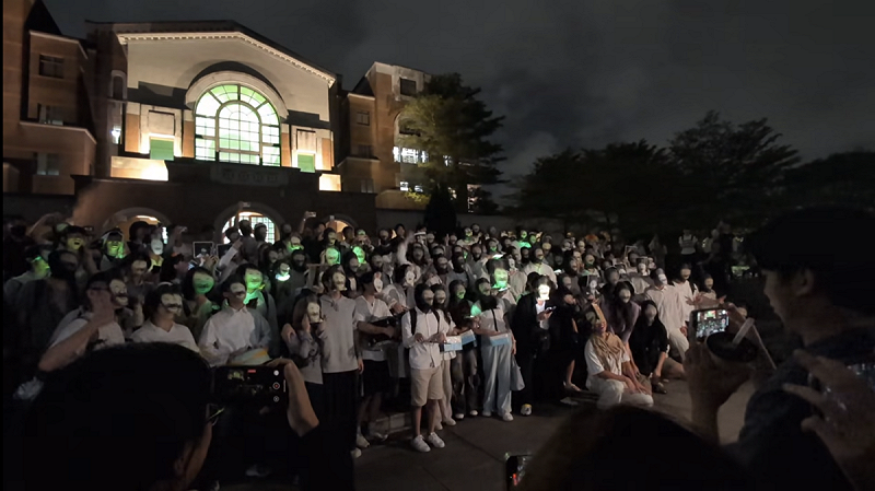  台大學生在萬聖節活動中集體變裝扮成「打鼓盧媽」，要求還來吃豬肉權利，政治形象劇變。 圖：翻攝自網路 