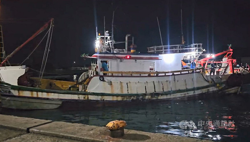 漁船「立發168」6日在富貴角北方海域翻覆，友船「立發368」救起3名船員，另有3名船員失蹤，圖為「立發368」7日凌晨返抵八斗子漁港。中央社記者王朝鈺攝　114年11月7日   