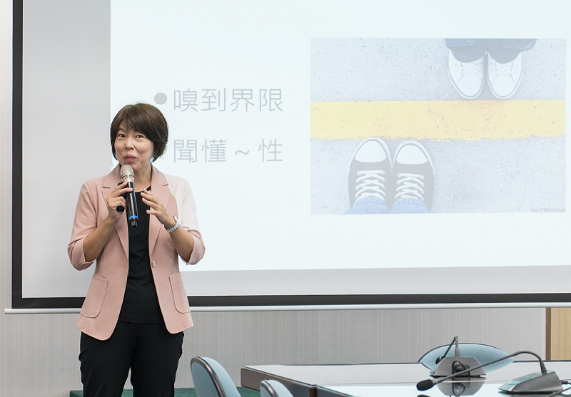 民進黨邀請台灣男性協會理事長郭雅真擔任講師,以「教你讀懂空氣:如何職場 情場不踩雷」,中央黨部黨工性騷擾防治教育訓練。 圖:民進黨提供 民進黨邀請台灣男性協會理事長郭雅真擔任講師,以「教你讀懂空氣:如何職場 情場不踩雷」,中央黨部黨工性騷擾防治教育訓練。 圖:民進黨提供