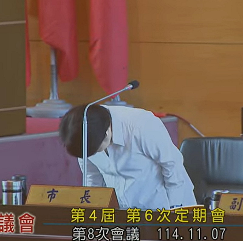 台中市長盧秀燕再次鞠躬道歉。   圖：取自台中市議會直播畫面
