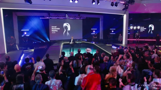 2025年特斯拉股東大會現場。   圖 : 翻攝自騰訊科技