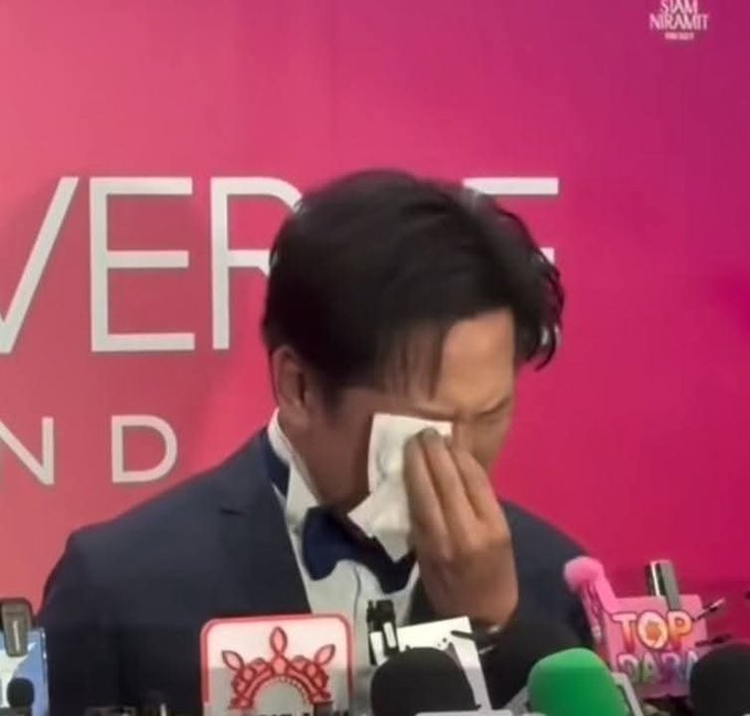 泰國執行長伊薩拉克里西在歡迎儀式上痛苦道歉。 圖:翻攝自 X 泰國執行長伊薩拉克里西在歡迎儀式上痛苦道歉。 圖:翻攝自 X