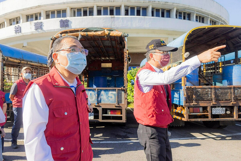新北市長侯友宜今（7）日上午訪視新北肉品市場運作情形，並在臉書發文指出「市場重回正軌，防疫的腳步絕不能鬆懈」。   圖：擷自侯友宜臉書粉專