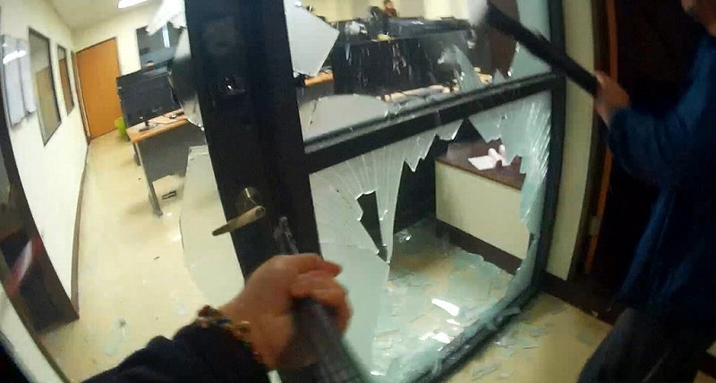 台中市警察局偵辦跨國網路博弈機房及洗錢案，查獲主嫌何姓男子等12人於台中市南屯區經營運動賽事博弈網站，日前專案小組見時機成熟，聲請搜索票破門逮人。（民眾提供）中央社記者郝雪卿傳真  114年11月7日   