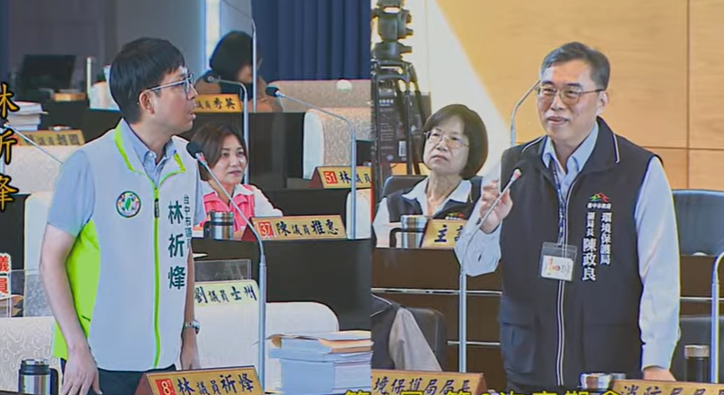 林祈烽問環保局長，「盧秀燕是不是你媽媽？」    圖：取自台中市議會直播畫面