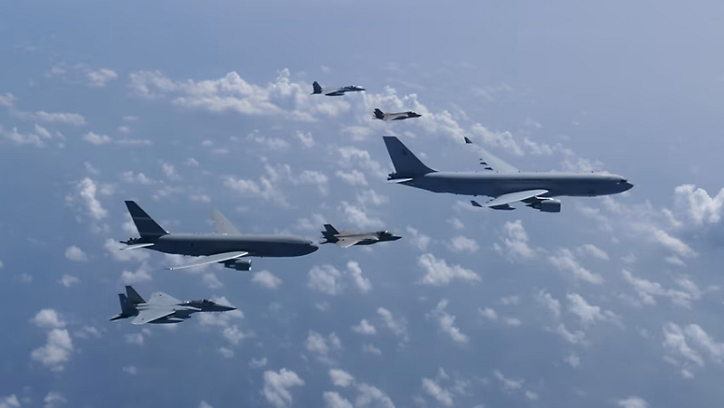 今年 8 月，日本陸上自衛隊與美、澳陸軍舉行聯合指揮所演習；9 月末至 10 月初，日本、美、澳三國在三澤基地展開代號「武士道衛士-25」聯合演習；未來，日本自衛隊還將赴澳洲與兩國軍隊共同訓練。   圖:翻攝自X帳號@GustafVanMartin