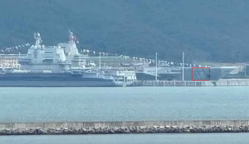 中國網路流傳，與山東號並泊的航空母艦「福建號」艦身已漆「18」舷號。   圖：翻攝「臉書」呂禮詩