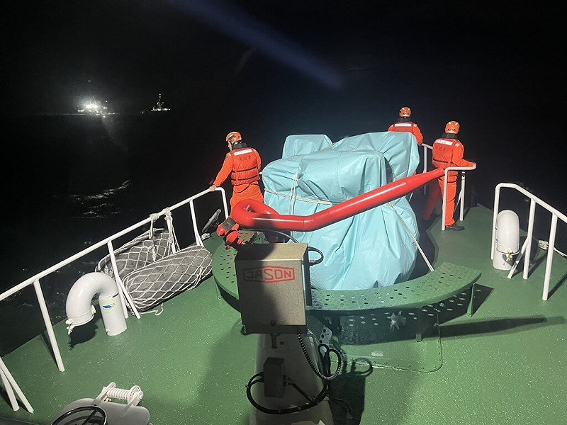 新北市萬里籍漁船「漁山36號」在淡水河外海翻覆，海巡署6日晚間尋獲王姓船長遺體，尚有2名印尼籍船員下落不明。（海巡署提供）中央社記者曹亞沿傳真　114年11月7日   