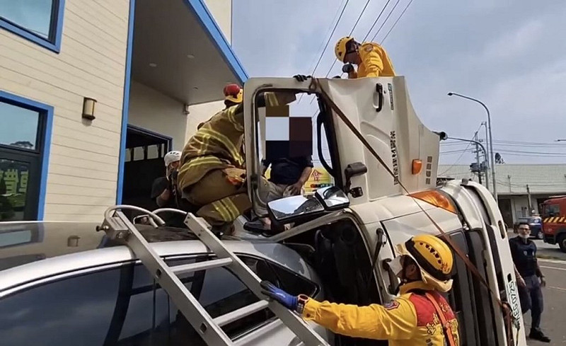 1輛水泥預拌車7日在台南市永康區翻覆，消防救護人員緊急出動，破壞車體救出受困車內駕駛57歲王姓男子，王男意識清醒，送醫救治。（台南市消防局提供）中央社記者張榮祥台南傳真　114年11月7日   
