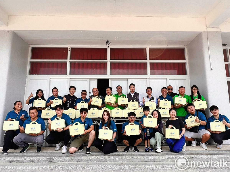 由永康國際青年商會（JCI）會長梅斯淳、下任會長吳冠緯、總幹事洪小涵，與馬來西亞羅士打文華青商會攜手舉辦的「永康築夢‧筆動希望」公益活動，今日溫馨登場。   圖：曾培雅服務處／提供