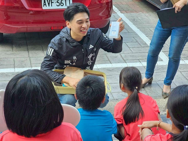 市議員曾培雅執行長歐政豪十分肯定此次活動的意義，並感謝青商會及馬來西亞友會遠道而來的愛心，展現國際間的情誼與在地的溫度。   圖：曾培雅服務處／提供