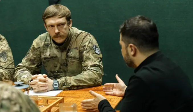 11 月 4 日，烏克蘭總統澤連斯基突然前往第一亞速軍指揮部授勳，稱讚其在前線作戰的「特殊貢獻」。   圖:翻攝自勝研國際