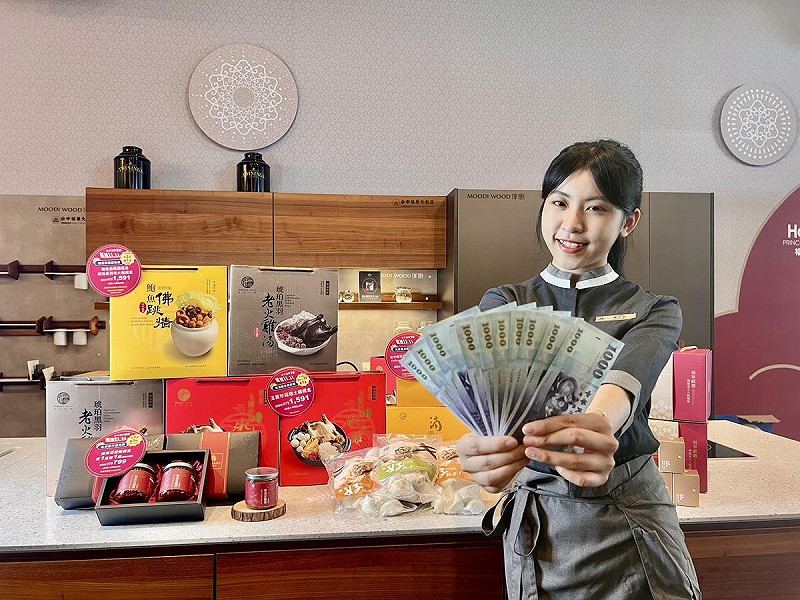 台中福華「1111購物節」搶搭普發紅包熱潮，用現金放大術全力拚買氣。   圖：台中福華/提供