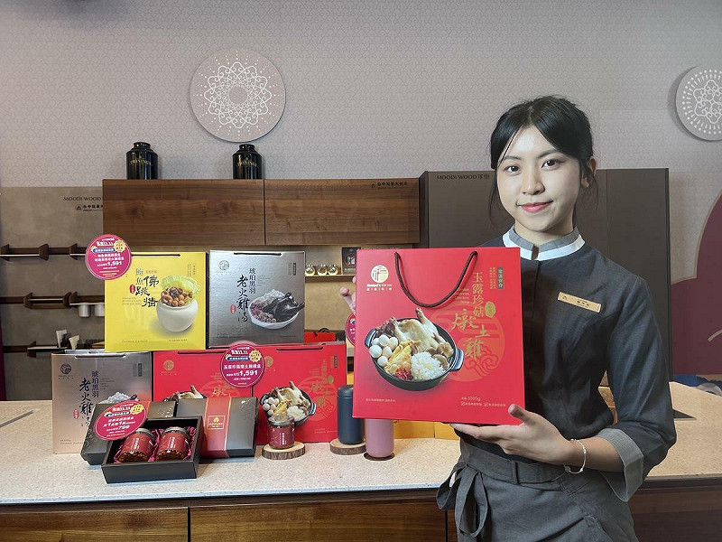 暖冬食補首選「玉露珍菇燉土雞常溫禮盒」限時加NT$11多1盒。   圖：台中福華/提供