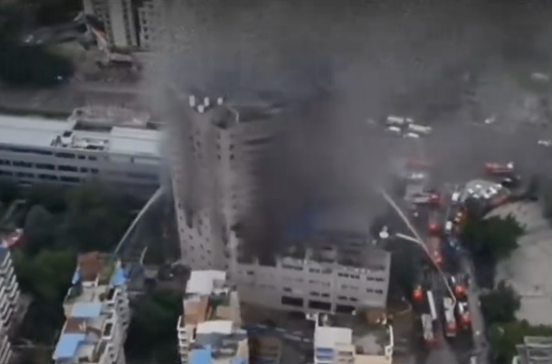 2024 年 7 月 17 日傍晚，四川自貢市九鼎大樓發生重大火災事故。根據《CCTV法治在線》報導，火警於當日晚間 6 時許發生，至晚間 10 時 20 分明火才被完全撲滅。   圖：翻攝自 界面新聞