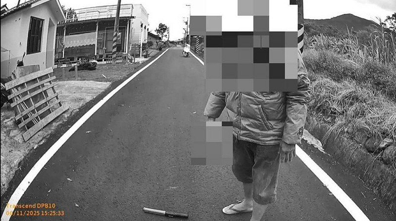 花蓮縣鳳林鎮59歲游姓通緝犯（圖）6日騎車行經路口時違規遭警方攔查，游男拒檢還衝撞警方、亮刀反抗，後續又棄車跑回台9線，隨機搶奪停等紅燈的汽車逃逸，最後再將車輛棄置改步行，警方正擴大調閱監視器追查中。（鳳林警分局提供）中央社記者張祈傳真　114年11月7日   