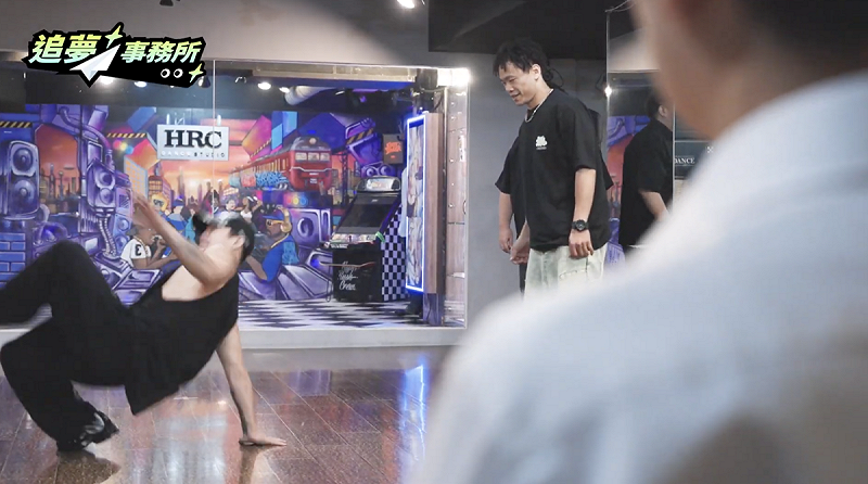 賴清德欣賞街舞表演。 圖:翻攝自賴清德YT 賴清德欣賞街舞表演。 圖:翻攝自賴清德YT