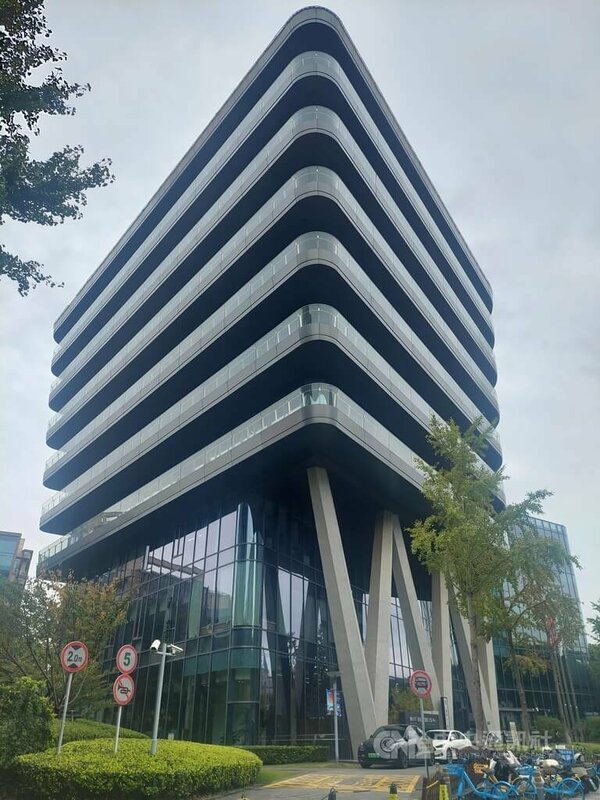 中國成立棒球城市聯賽，傳出「上海兄弟」隊徽與中信兄弟類似，但官方並未公布隊伍名稱，網上只能找「上海兄弟育樂棒球俱樂部有限公司」，登記所在是綜合辦公大樓，但在登記的樓室找不到該公司。中央社記者張淑伶上海攝　114年11月7日   