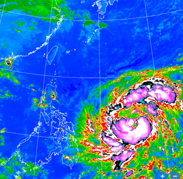 目前鳳凰颱風位於距離台灣鵝鑾鼻東南方2000多公里海面上，最快今天入夜後增強為中度颱風。   圖：取自氣象署