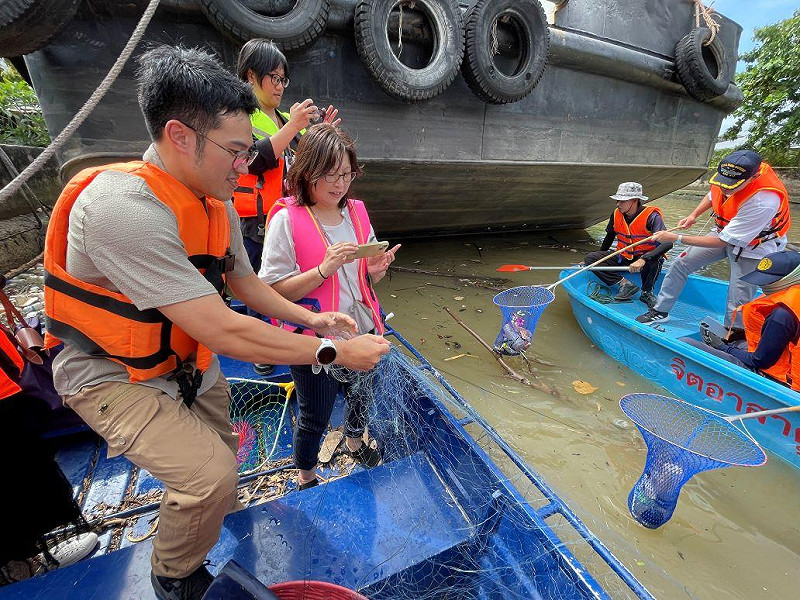 與會專家登上小船撈拾河面漂浮垃圾。   圖：海洋委員會/提供