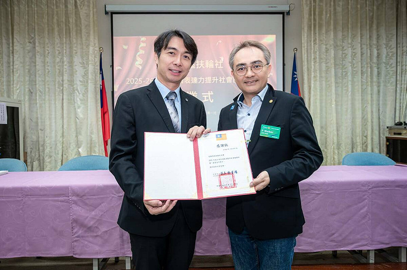 高雄西區扶輪社社長李卓澔(右)頒發感謝狀給左營高中校長林百鴻(左)。   圖：高雄西區扶輪社/提供