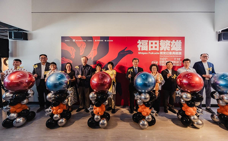 以一日狂想以及關係兩個主視覺做氣球揭牌的色彩。   圖：高科大創新設計學院提供