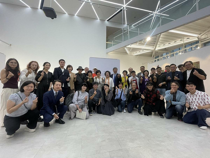 設計界貴賓在建工校區藝文中心《一日狂想》展區進行大合照。   圖：高科大創新設計學院提供
