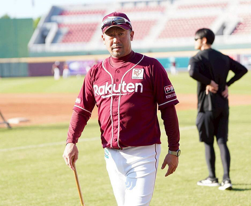 2025桃園亞洲職棒交流賽7日開打，談起東北樂天金鷲隊4名台灣好手，總教練三木肇（前）表示，投手王彥程進步很多，相信未來也會有更多的成長，儘管他目前是自由球員，仍看好前景。（桃園市政府提供）中央社記者謝靜雯傳真　114年11月7日   