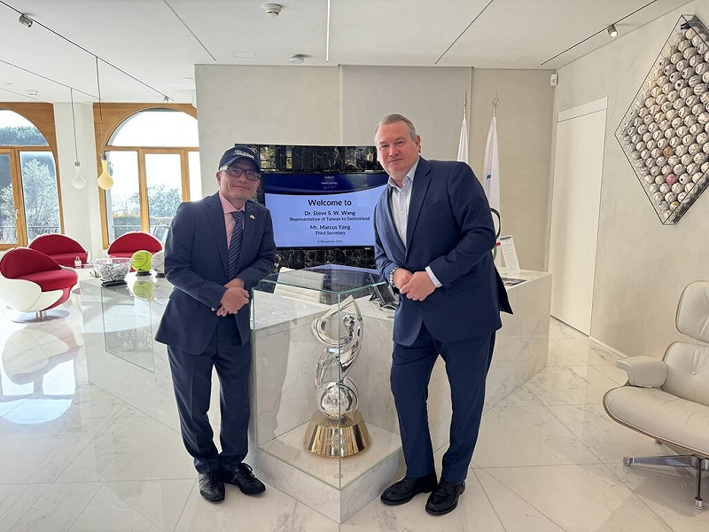 駐瑞士代表王思為（左）與世界棒總執行主任施密特（右）合影，就世界棒球發展與民情交換意見。（伯恩代表處提供）中央社記者郭芳君蘇黎世傳真  114年11月7日   